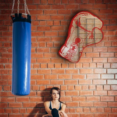 specchio da parete intagliato a forma di guantone da boxe